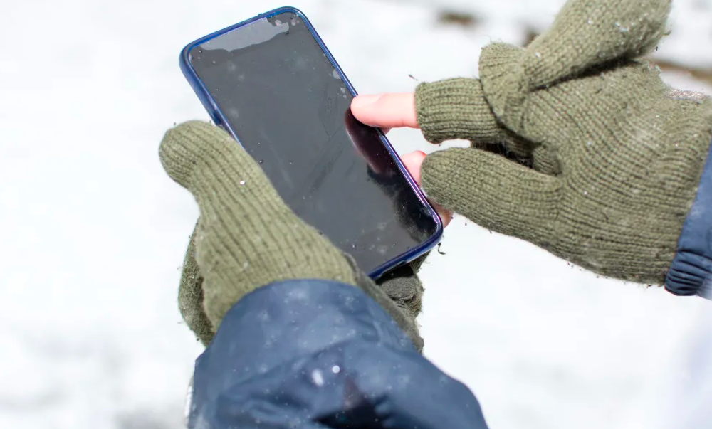 iPhone глючит и выключается на холоде. Что с этим делать?
