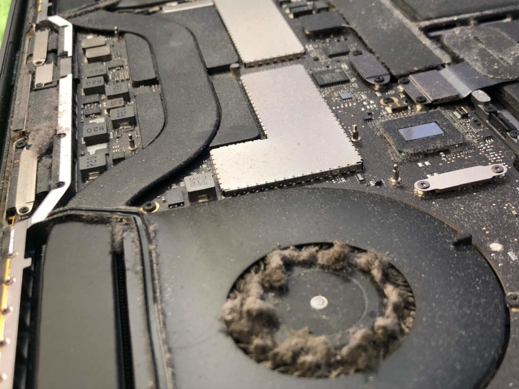забитый пылью кулер MacBook