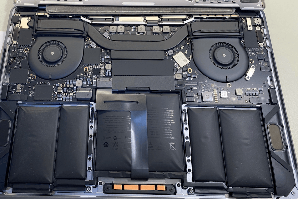 вздутая батарея MacBook изнутри